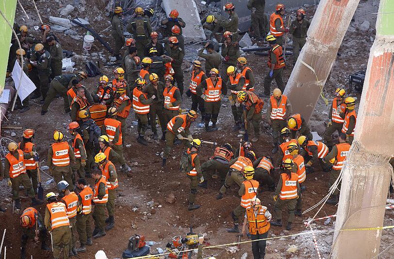 Die Suche nach den Vermissten nach einem Einsturz einer fast fertigen Tiefgarage in Tel Aviv dauert an. Foto: Abir Sultan