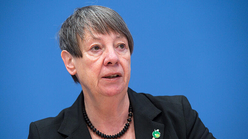 Bundesumweltministerin Barbara Hendricks will Fahrverbote für Dieselautos in Städten ermöglichen. Foto: Marius Becker/Archiv