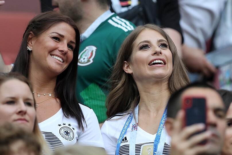 Da war das Tor der Mexikaner noch nicht gefallen: Lina Meyer (Kimmich-Freundin) und Cathy Hummels beim WM-Auftakt der Deutschen.