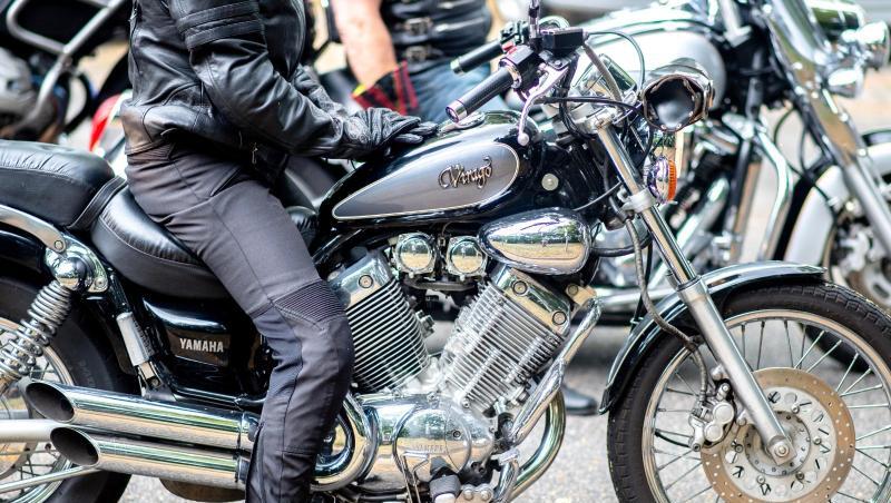Eine Frau sitzt bei einer Demonstrationsfahrt auf ihrem Motorrad. Eine Frau sitzt bei einer Demonstrationsfahrt auf ihrem Motorrad.