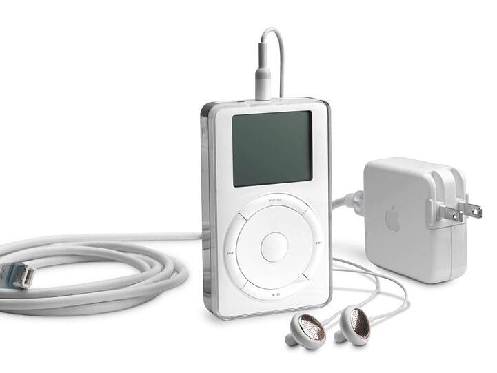 Der erste iPod, den der damalige Apple-Chef Steve Jobs am 23. Oktober 2001 vorgestellt hat, enthielt eine 5-Gigabyte-Festplatte und konnte dank MP3-Komprimierung rund 1000 Musikstücke speichern.