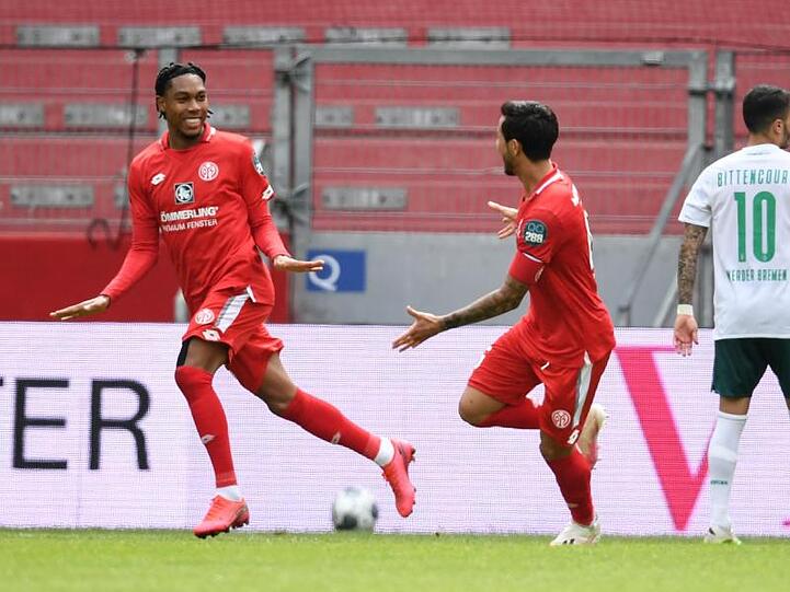 Die Mainzer Jean-Paul Boetius (l) und Danny Latza bejubeln das 2:0.