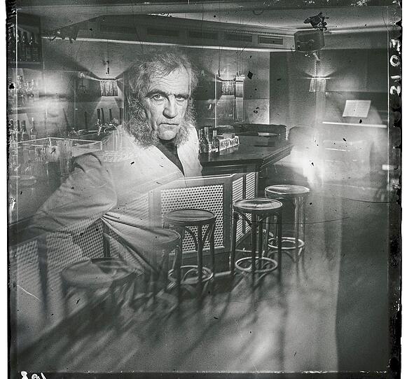 Münchner Urgestein Stefan Gabányi in seiner verwaisten Bar am Beethovenplatz.