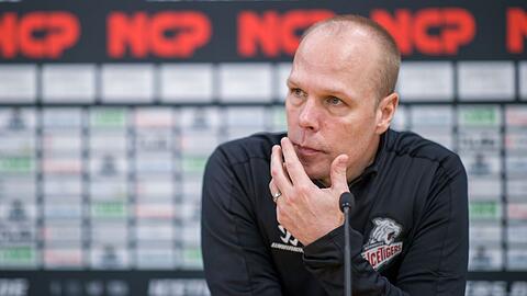 Stefan Ustorf, Sportdirektor der Nürnberg Ice Tigers, spricht während einer Pressekonferenz.