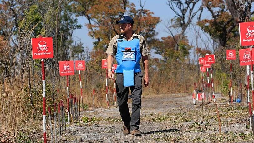 Prinz Harry läuft für den HALO Trust durch ein Minenfeld in Angola.