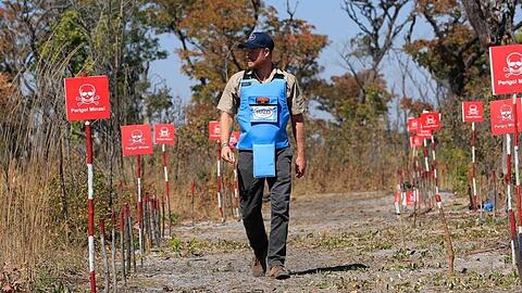 Prinz Harry läuft für den HALO Trust durch ein Minenfeld in Angola.