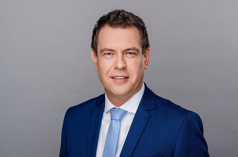Gunnar Breske, 1979 in Jena geboren, wird das Gesicht des Wahlabends des MDR sein. Der Journalist moderiert in der ARD das Wirtschaftsmagazin "Plusminus" sowie die Hauptnachrichtensendung des MDR Fernsehen "MDR aktuell". Gunnar Breske, 1979 in Jena geboren, wird das Gesicht des Wahlabends des MDR sein. Der Journalist moderiert in der ARD das Wirtschaftsmagazin "Plusminus" sowie die Hauptnachrichtensendung des MDR Fernsehen "MDR aktuell".