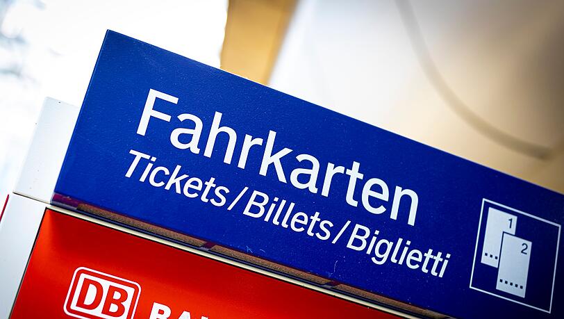 Von den günstigeren Monatskarten profitieren nach Bahn-Angaben auch diejenigen, die bislang ein Jahresabo haben. (Archivbild) Von den günstigeren Monatskarten profitieren nach Bahn-Angaben auch diejenigen, die bislang ein Jahresabo haben. (Archivbild)