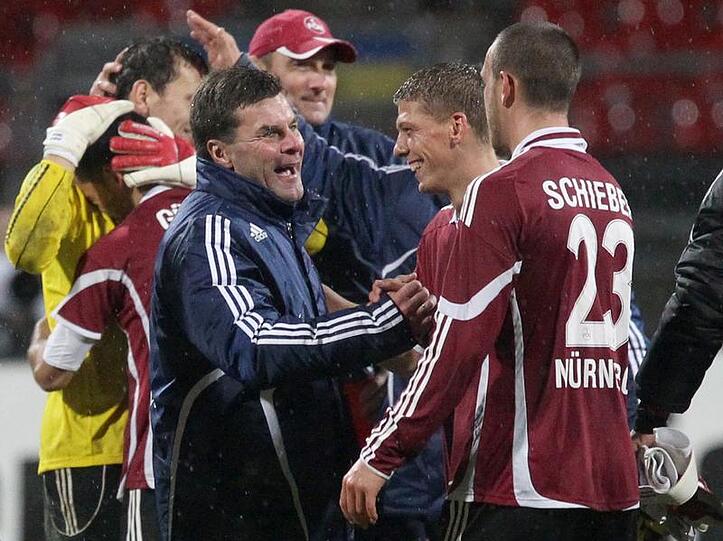 Nürnbergs Trainer Dieter Hecking gratuliert  seinen Spielern