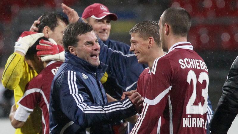 Nürnbergs Trainer Dieter Hecking gratuliert seinen Spielern Nürnbergs Trainer Dieter Hecking gratuliert seinen Spielern