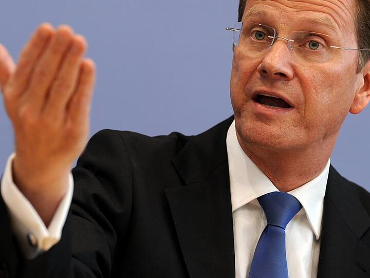 Der wachsenden Kritik aus den eigenen Reihen hielt der Außenminister anfang des Jahres nicht mehr stand: Am 3. April verkündete Westerwelle seinen Rücktritt vom Parteivorsitz.
