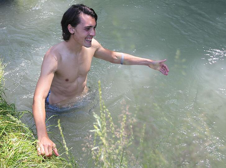 Was für eine Hitze! Die Temperaturen treiben die Löwen ins Wasser. Abkühlung gibt's beim Training mit einem Sprung in der Harlachinger Quellbach, einem Ausleger der Auer Mühlbachs. Die Sechzger beim Planschen!