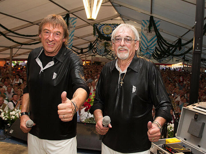 Ein Herz und zwei Amigos: Bernd und Karl-Heinz Ulrich bei einem Benefizkonzert in Ainring