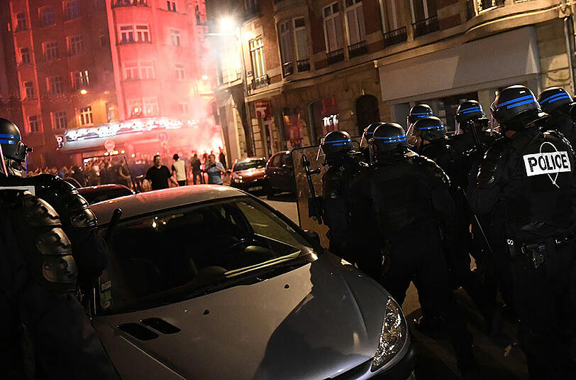 Impressionen: Friedliche Feiern und gewaltsame Proteste in Lille.