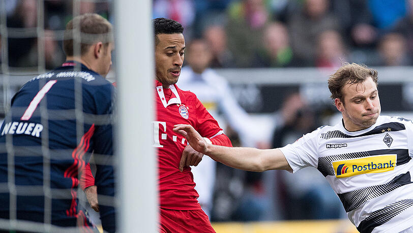 Manuel Neuer: Note 3. Der Nationaltorhüter verschuldete im Bayern-Trikot seit 2011 lediglich
sieben Gegentreffer – drei davon gegen Gladbach. Anders als beim 1:3
im Dezember 2015 diesmal kaum gefordert. Parierte alle Bälle, die auf
sein Tor kamen, souverän und sicher. Manuel Neuer: Note 3. Der Nationaltorhüter verschuldete im Bayern-Trikot seit 2011 lediglich
sieben Gegentreffer – drei davon gegen Gladbach. Anders als beim 1:3
im Dezember 2015 diesmal kaum gefordert. Parierte alle Bälle, die auf
sein Tor kamen, souverän und sicher.