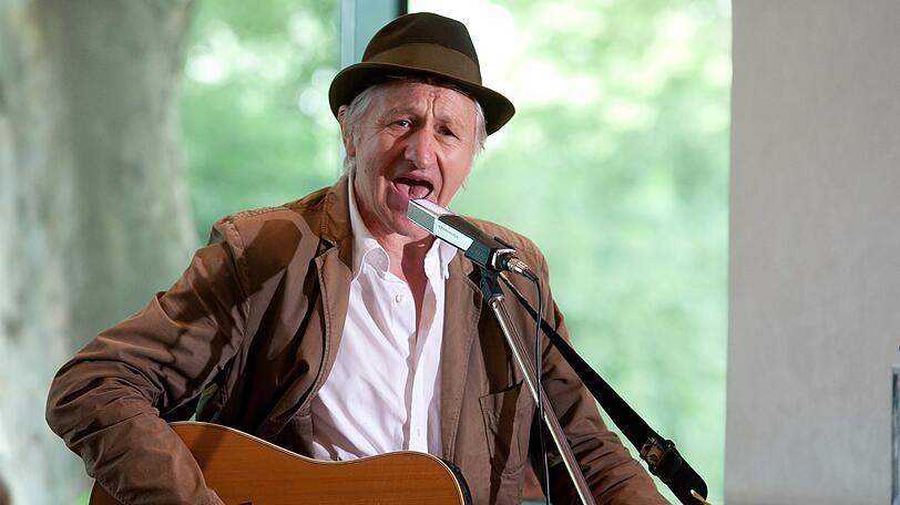 Kabarettist Georg Ringsgwandl singt in Straubing.
