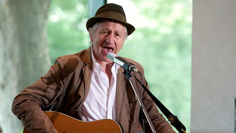 Kabarettist Georg Ringsgwandl singt in Straubing. Kabarettist Georg Ringsgwandl singt in Straubing.
