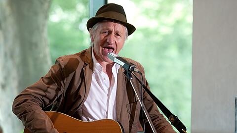Kabarettist Georg Ringsgwandl singt in Straubing.