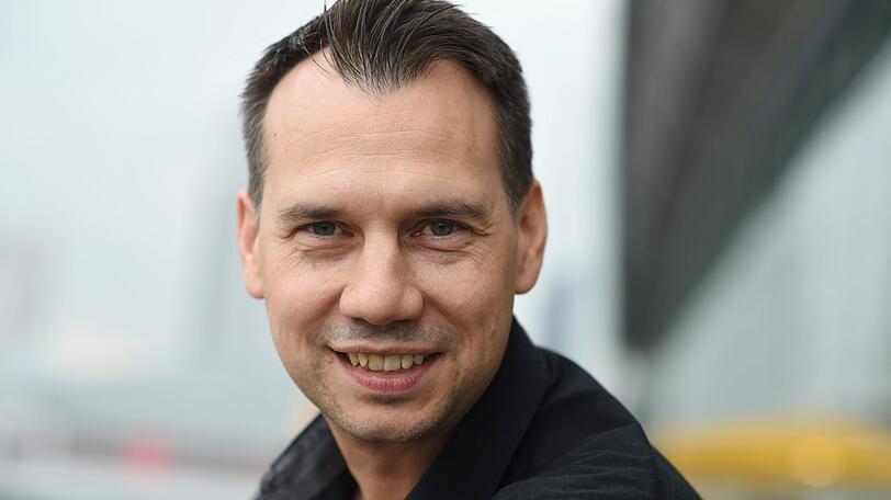 Star-Autor Sebastian Fitzek hat sich neu verliebt. Seine Angebetete hat er offenbar im ICE kennengelernt.