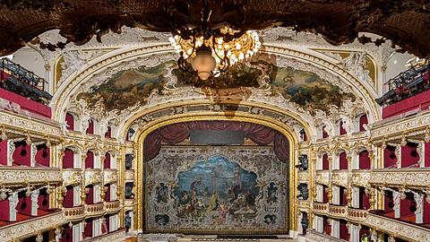 Blick auf die Bühne der Staatsoper Prag.