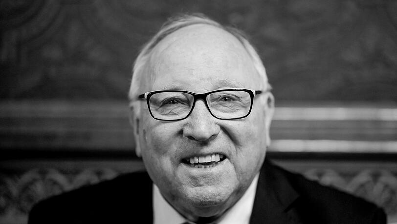 Uwe Seeler, Ehrenspielführer der Fußball-Nationalmannschaft, wartet auf die Verleihung des nach ihm benannten Uwe-Seeler-Preises.