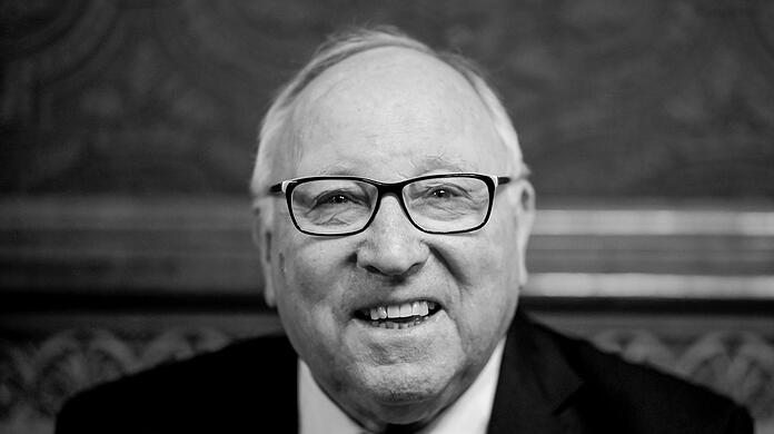Uwe Seeler, Ehrenspielführer der Fußball-Nationalmannschaft, wartet auf die Verleihung des nach ihm benannten Uwe-Seeler-Preises.