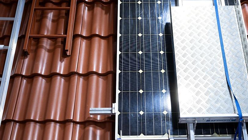 Solarmodule sind auf der Messe Intersolar am Messestand einer Firma aufgebaut.