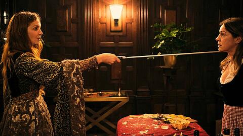 "Tatort: Gold": Schauspielerin Pheline Roggan (li.) beim martialischen Showdown mit Kollegin Ulrike C. Tscharre