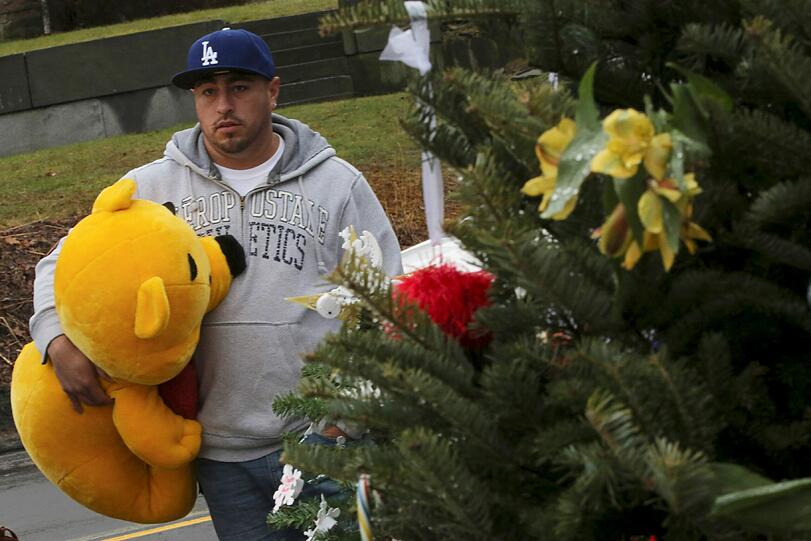 Menschen legen weiterhin Geschenke für die Opfer an der Sandy-Hook-Grundschule ab.
