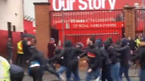 Vor Anpfiff der Partie FC Liverpool gegen AS Rom kam es zu brutalen Prügelattacken vor dem Stadion.