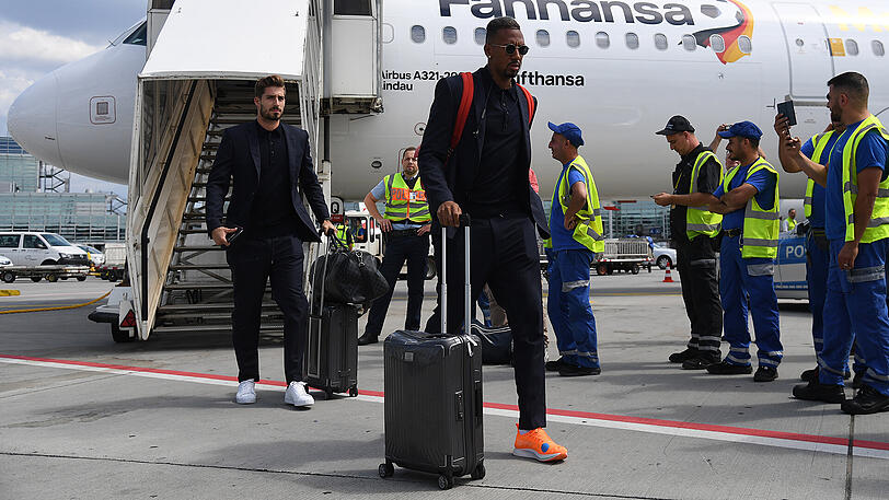 Innenverteidiger Jérôme Boateng bei der Ankunft des DFB-Trosses am Frankfurter Flughafen.