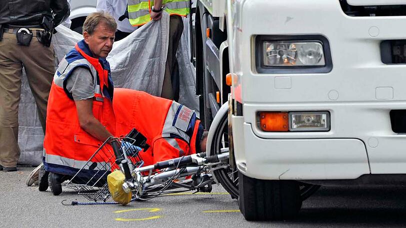 Eine Zehnjährige wurde auf dem Schulweg von einem Lkw erfasst (Symbolbild).