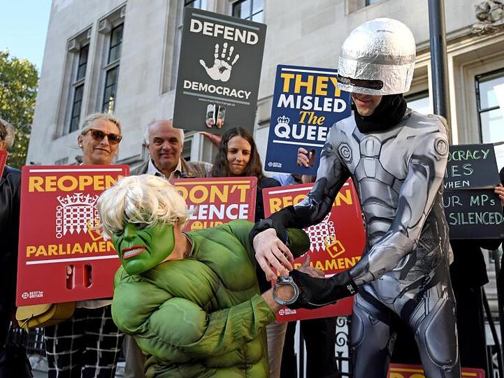 Verkleidet als Superhelden: Demonstranten spotten vor dem Obersten Gerichtshof über Premier Johnson, der Großbritannien mit dem Superhelden "Hulk" verglichen hatte.