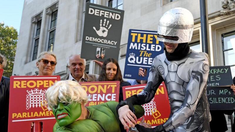 Verkleidet als Superhelden: Demonstranten spotten vor dem Obersten Gerichtshof über Premier Johnson, der Großbritannien mit dem Superhelden "Hulk" verglichen hatte.