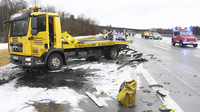 Das Abschleppfahrzeug musste nach dem Unfall ebenfalls geborgen werden.