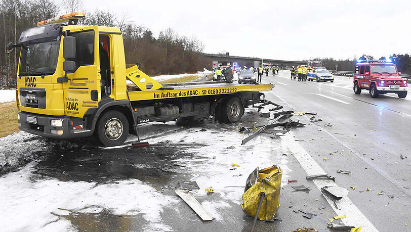 Das Abschleppfahrzeug musste nach dem Unfall ebenfalls geborgen werden. Das Abschleppfahrzeug musste nach dem Unfall ebenfalls geborgen werden.