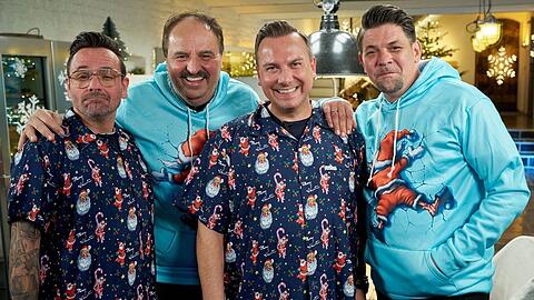 Hans Neuner, Johann Lafer, Tim Raue und Tim Mälzer (v.l.) tischen zu Weihnachten auf.