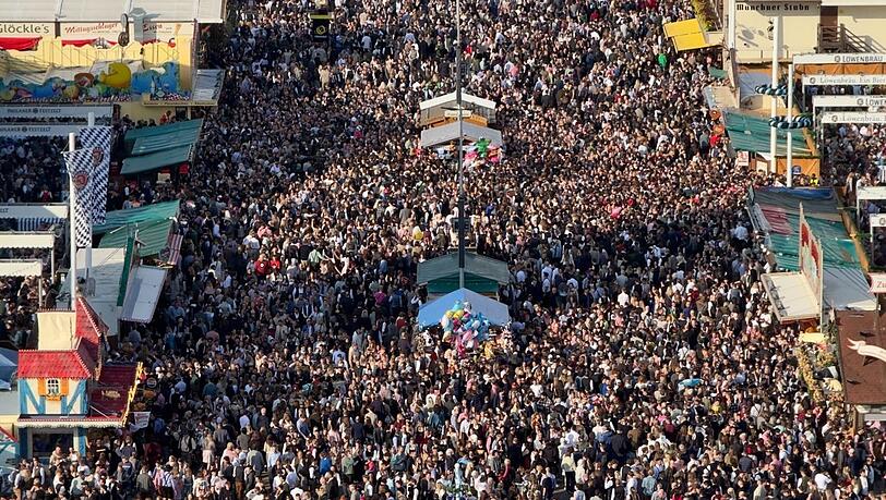 Voll, voller, Wiesn: Blick aufs Festgelände am mittleren Samstag.