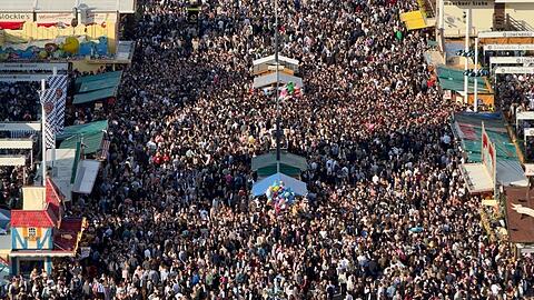 Voll, voller, Wiesn: Blick aufs Festgelände am mittleren Samstag.