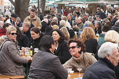 Touristen, Geschäftsleute und bayerische Urgesteine &ndash; im Biergarten am Viktualienmarkt sitzen sie alle an den Biertischen beisammen.