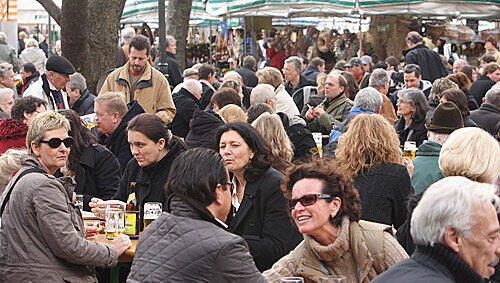 Touristen, Geschäftsleute und bayerische Urgesteine – im Biergarten am Viktualienmarkt sitzen sie alle an den Biertischen beisammen. Touristen, Geschäftsleute und bayerische Urgesteine – im Biergarten am Viktualienmarkt sitzen sie alle an den Biertischen beisammen.