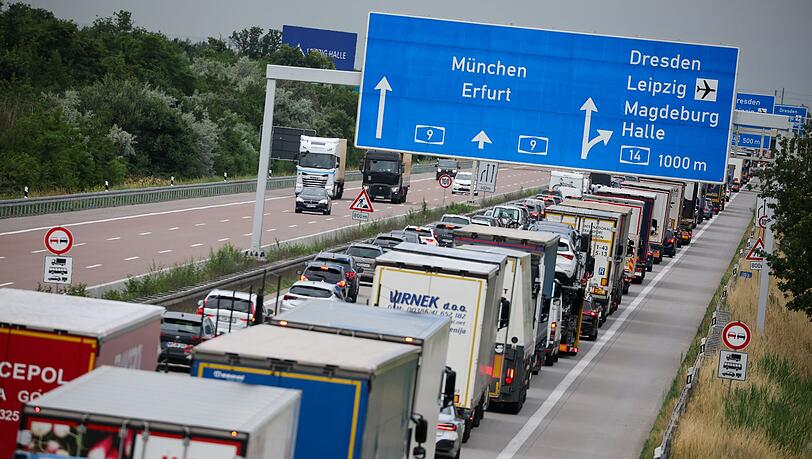 G&uuml;ter auf die Stra&szlig;e hei&szlig;t es wegen des Niedigwassers kurzzeitig auch in Bayern. (Symbolbild).