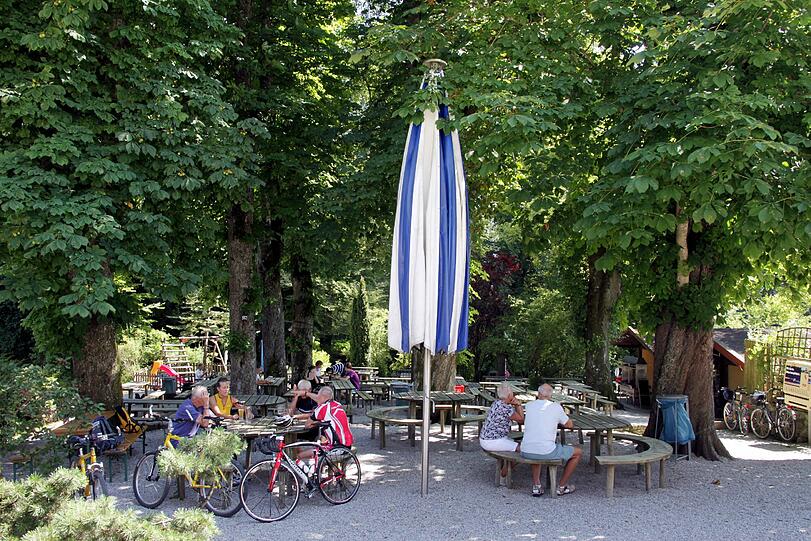 Die mächtigen Kastanien im Biergarten sind über 100 Jahre alt.