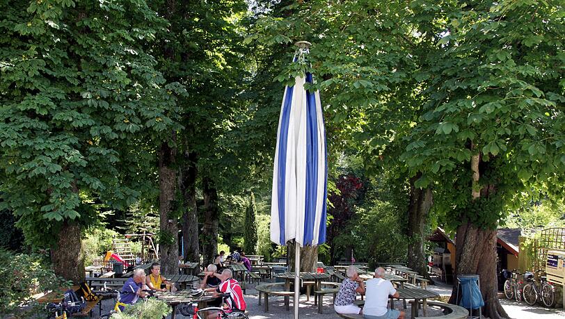 Die mächtigen Kastanien im Biergarten sind über 100 Jahre alt. Die mächtigen Kastanien im Biergarten sind über 100 Jahre alt.
