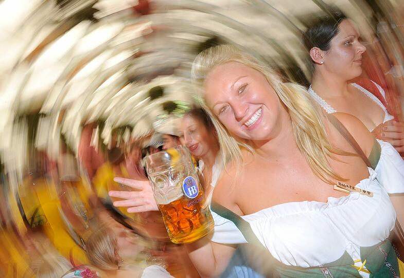 Bei schönstem Wetter sind auf der Wiesn die Zelte voll, die Stimmung ist ausgelassen: Die Wiesn 2011 beginnt