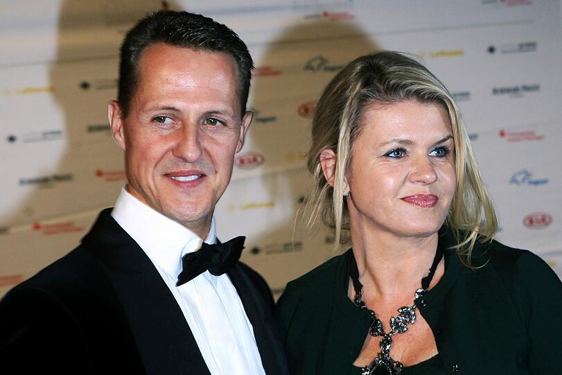 Offiziell zur "Legende" gemacht: Michael Schumacher  ist
am Samstagabend auf dem Deutschen Sportpresseball in Frankfurt am
Main als &bdquo;Legende des Sports&ldquo; geehrt worden. Der Rennfahrer steht
damit in einer Reihe mit Fußball-&bdquo;Kaiser&ldquo; Franz Beckenbauer,
Torhüter Oliver Kahn, Tennisstar Boris Becker, Eiskunstläuferin
Katarina Witt und Handballtrainer Heiner Brand, die bisher mit
dieser Auszeichnung bedacht wurden.
