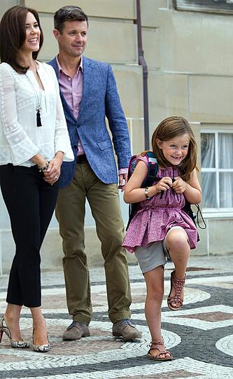 Ihr erster Schultag: die dänische Prinzessin Isabella (6) vor dem Schloss Amalienborg.