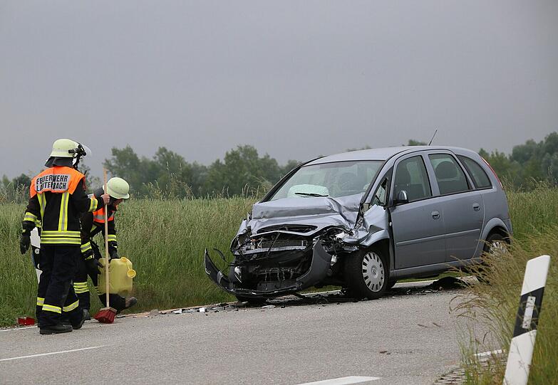 Unfall zwischen Ampfing und Haigerloh - die Bilder vom Rettungseinsatz.