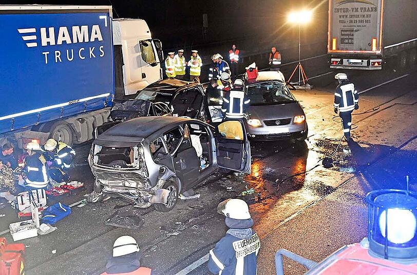Bilder vom schweren Verkehrsunfall auf der A99 bei Neuherberg. Ein 40-Tonner raste in ein Stauende - mehrere Personen wurden schwer verletzt.