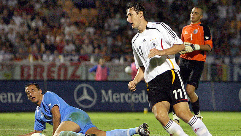 6. September 2006: Miroslav Klose umrundet auf dem Weg zum 6:0 San Marinos Torwart Aldo Simoncini (rechts) und Alessandro da Valle (links). Das 13:0 in jenem WM-Qualifikationsspiel ist das Rekordergebnis einer DFB-Elf auf fremdem Platz. 6. September 2006: Miroslav Klose umrundet auf dem Weg zum 6:0 San Marinos Torwart Aldo Simoncini (rechts) und Alessandro da Valle (links). Das 13:0 in jenem WM-Qualifikationsspiel ist das Rekordergebnis einer DFB-Elf auf fremdem Platz.